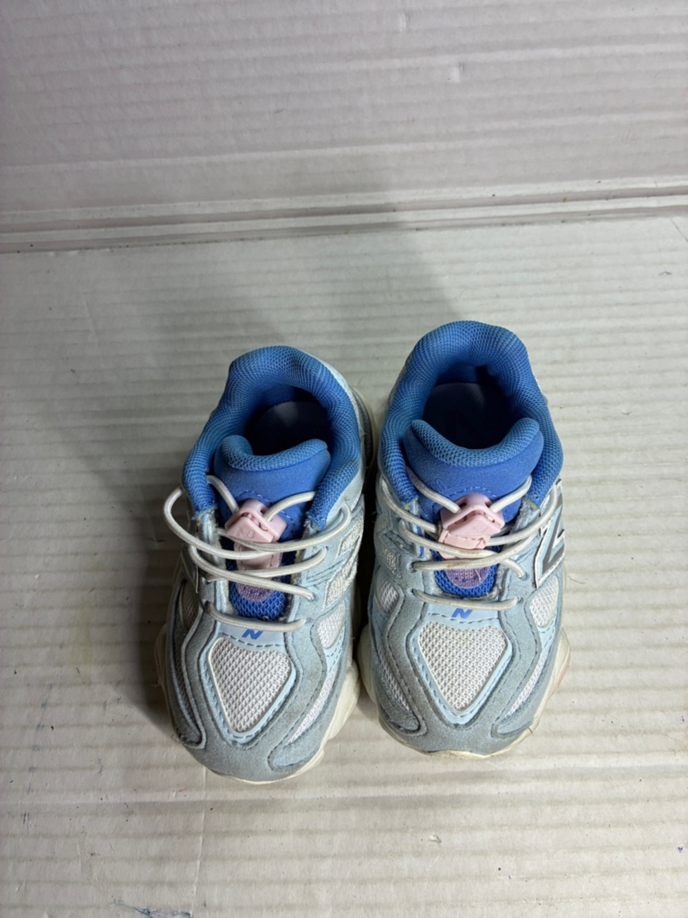 New Balance Kids Light Blue and Pink Sneakers USED SKU IV9060AF